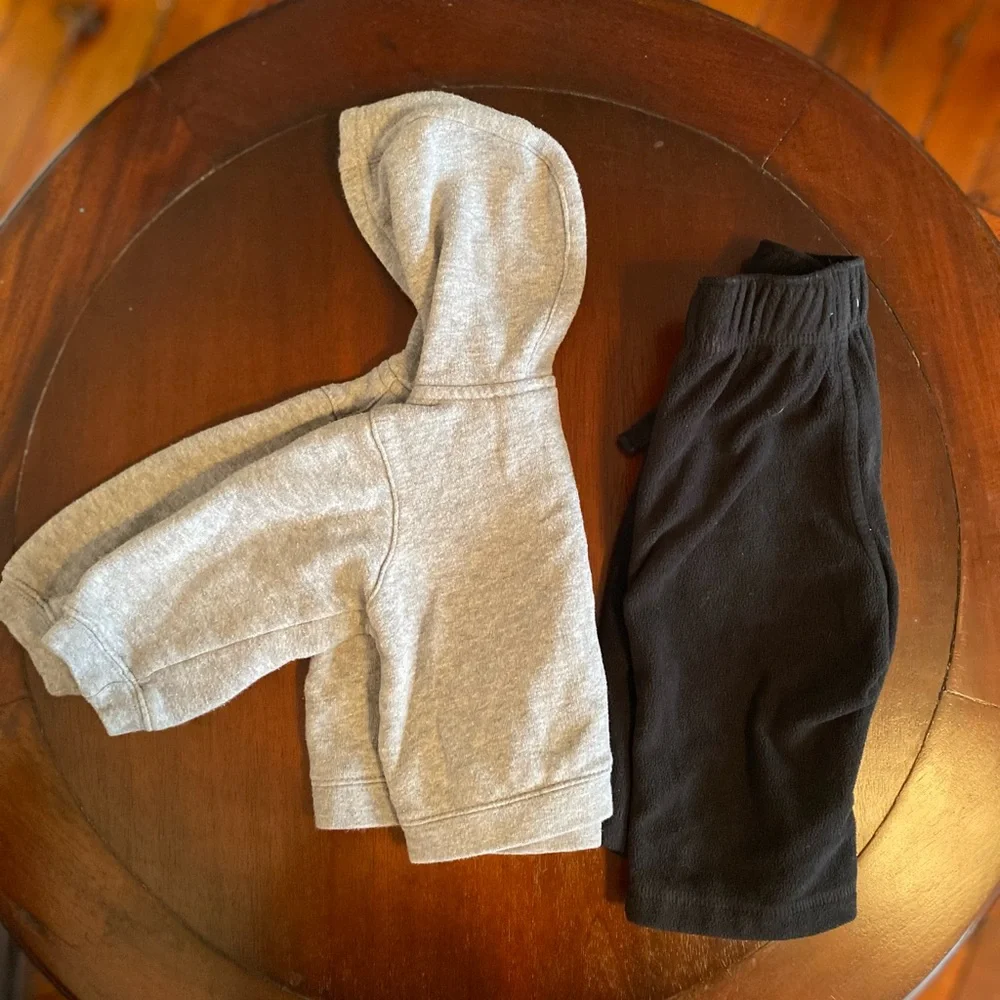 🧩3/$20 Old Navy Grey Zip Up Hoodie Black Fleece Pants Size 6-12 Months